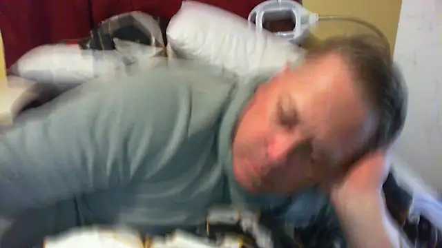 Snapshot of Mic_Oxinner chatting on 10.11.25 Mic Oxinner online show from 10.11.25