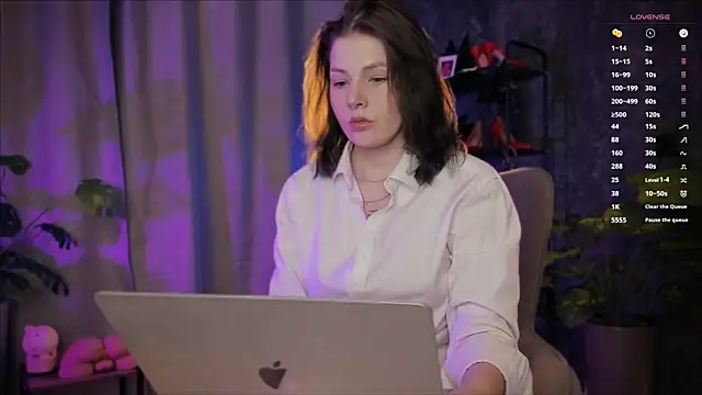 Snapshot of AnnaTrueno chatting on 07.18.26 AnnaTrueno online show from 07.18.26