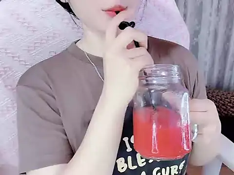 Snapshot of _Lygn__ chatting on 09.30.25 Lygn online show from 09.30.25