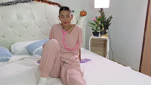 Snapshot of iwantbee chatting on 10.31.25 iwantbee online show from 10.31.25