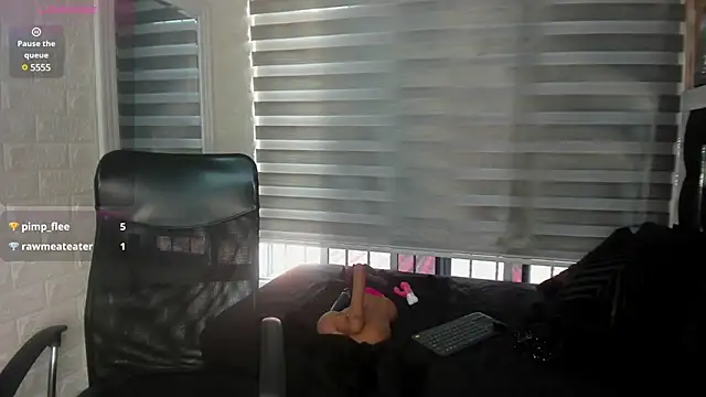 Snapshot of charlotte__G chatting on 02.12.25 charlotte G online show from 02.12.25