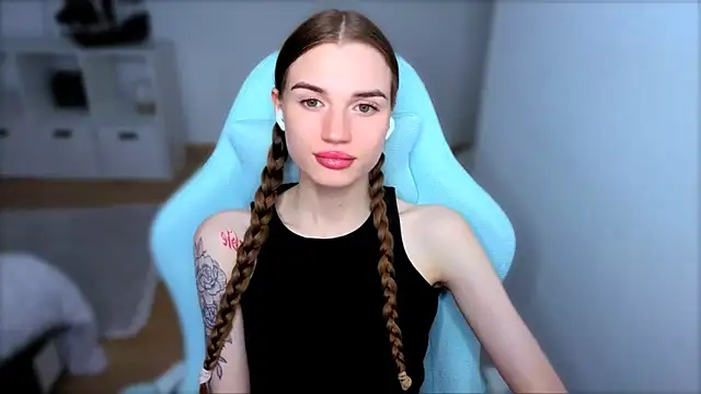 Snapshot of StellaLawless chatting on 10.03.25 StellaLawless online show from 10.03.25