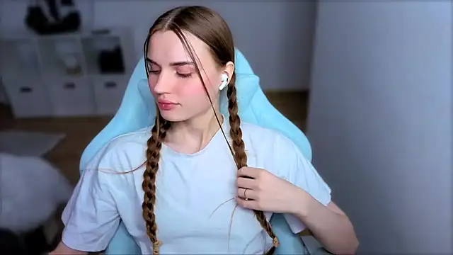 Snapshot of StellaLawless chatting on 10.24.25 StellaLawless online show from 10.24.25