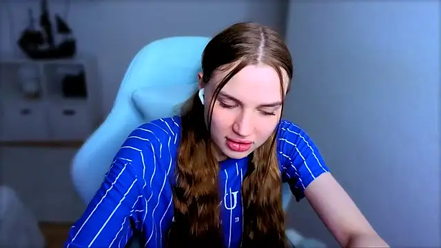 Snapshot of StellaLawless chatting on 10.27.25 StellaLawless online show from 10.27.25