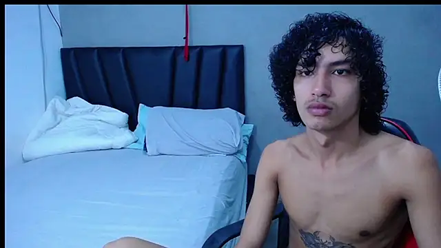 Snapshot of Tayronx33 chatting on 11.04.25 Tayronx33 online show from 11.04.25