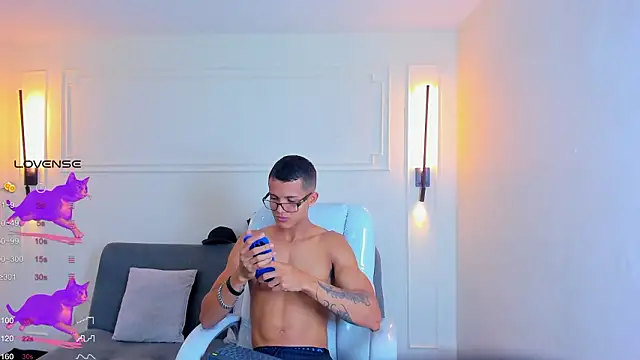 Snapshot of Paradise_boy_s chatting on 02.06.26 Paradise boy s online show from 02.06.26