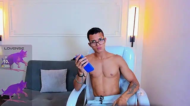 Snapshot of Paradise_boy_s chatting on 02.11.26 Paradise boy s online show from 02.11.26