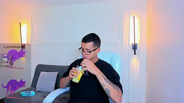 Snapshot of Paradise_boy_s chatting on 02.14.26 Paradise boy s online show from 02.14.26