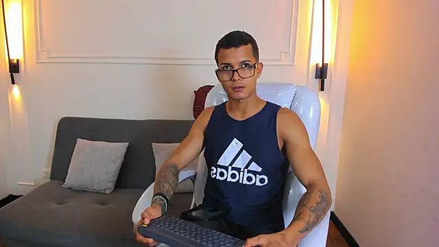 Snapshot of Paradise_boy_s chatting on 02.18.26 Paradise boy s online show from 02.18.26