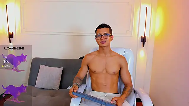 Snapshot of Paradise_boy_s chatting on 02.25.26 Paradise boy s online show from 02.25.26