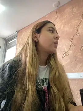 Snapshot of Miabonnett_ chatting on 10.10.25 Miabonnett online show from 10.10.25