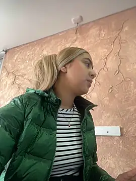 Snapshot of Miabonnett_ chatting on 10.18.25 Miabonnett online show from 10.18.25