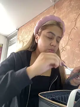 Snapshot of Miabonnett_ chatting on 10.20.25 Miabonnett online show from 10.20.25