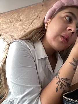 Snapshot of Miabonnett_ chatting on 10.22.25 Miabonnett online show from 10.22.25