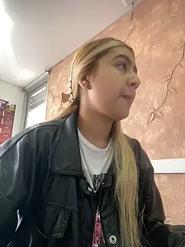 Snapshot of Miabonnett_ chatting on 10.28.25 Miabonnett online show from 10.28.25