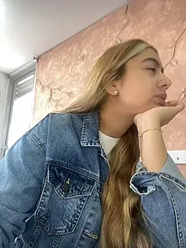 Snapshot of Miabonnett_ chatting on 11.05.25 Miabonnett online show from 11.05.25