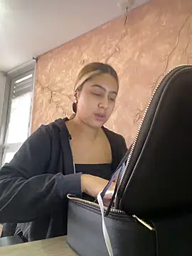 Miabonnett  online show from 12.15.25