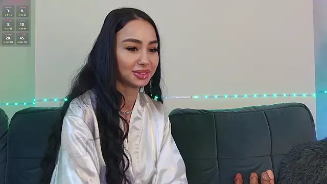 Snapshot of OnlyXandra chatting on 12.13.24 OnlyXandra online show from 12.13.24