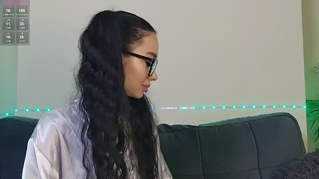 Snapshot of OnlyXandra chatting on 01.11.25 OnlyXandra online show from 01.11.25