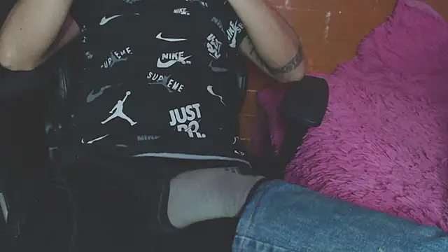 Snapshot of OldManAndGirlishLady chatting on 12.24.24 OldManAndGirlishLady online show from 12.24.24