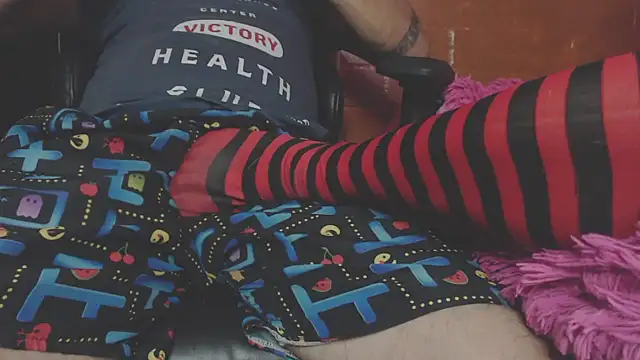 Snapshot of OldManAndGirlishLady chatting on 01.04.25 OldManAndGirlishLady online show from 01.04.25