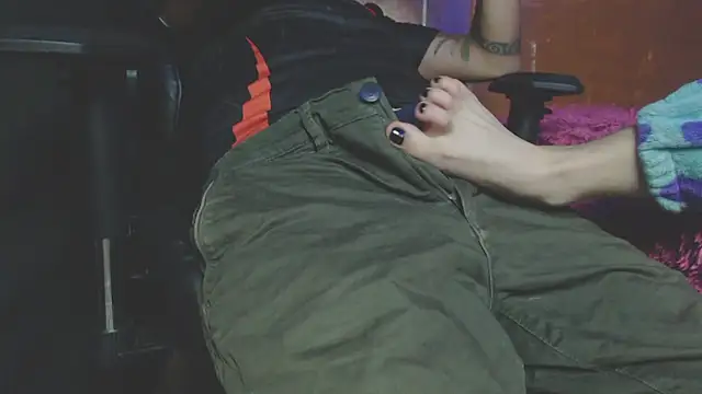 Snapshot of OldManAndGirlishLady chatting on 01.08.25 OldManAndGirlishLady online show from 01.08.25