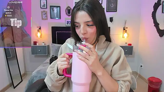 Charlotte  Benett online show from 10.07.25