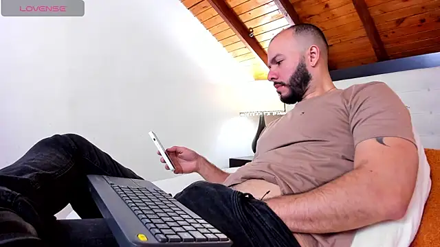 Snapshot of Tom_Bailey chatting on 10.19.25 Tom Bailey online show from 10.19.25