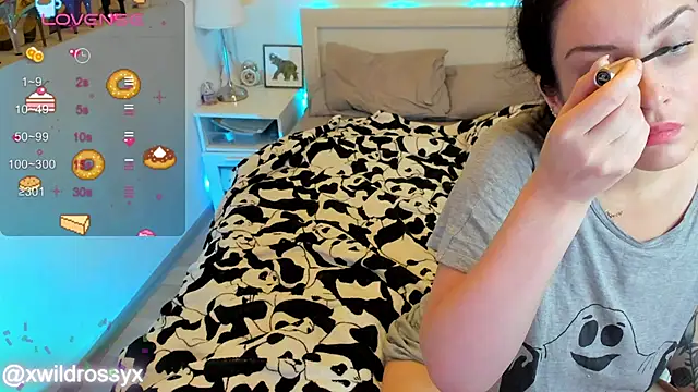 Snapshot of wildrossy chatting on 09.29.25 wildrossy online show from 09.29.25