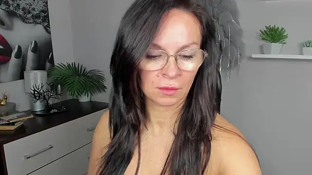 HelenLuxx online show from 12.10.24