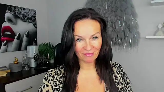 HelenLuxx online show from 01.07.25