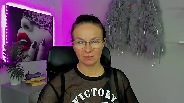 HelenLuxx online show from 10.17.25