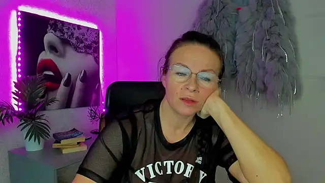 HelenLuxx online show from 10.17.25