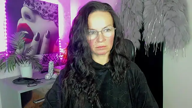 Snapshot of HelenLuxx chatting on 02.18.26 HelenLuxx online show from 02.18.26