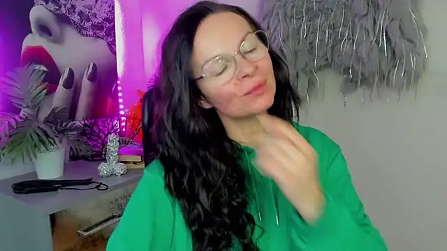 Snapshot of HelenLuxx chatting on 02.27.26 HelenLuxx online show from 02.27.26