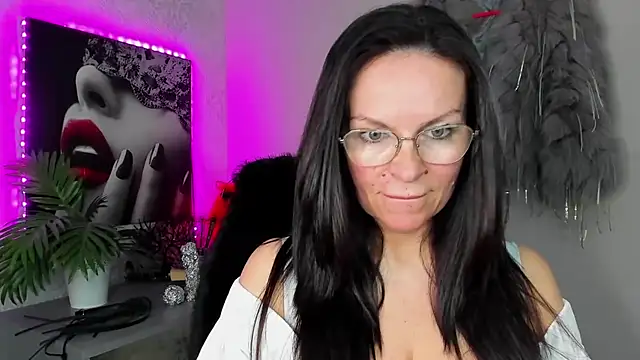 HelenLuxx online show from 04.02.26