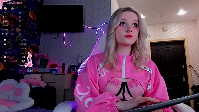 Snapshot of SweeteRose_Royce chatting on 11.11.25 SweeteRose Royce online show from 11.11.25