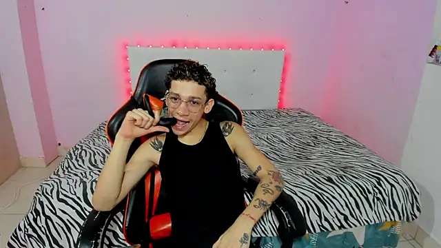 Snapshot of mateodeamjo chatting on 10.20.25 mateodeamjo online show from 10.20.25