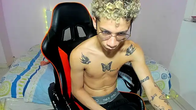 Snapshot of mateodeamjo chatting on 11.04.25 mateodeamjo online show from 11.04.25