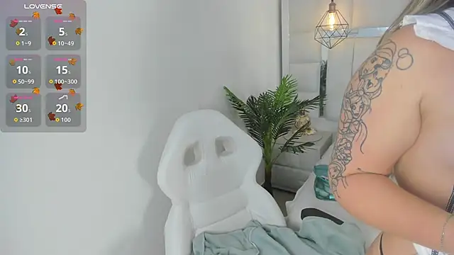 Snapshot of 1m_dalhia chatting on 10.27.25 1m dalhia online show from 10.27.25