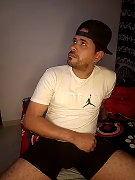 Snapshot of Joselatino23 chatting on 10.17.25 Joselatino23 online show from 10.17.25