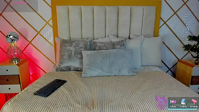 Snapshot of TamyHoney chatting on 10.27.25 TamyHoney online show from 10.27.25