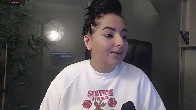 Snapshot of BustyAllyy chatting on 10.05.25 BustyAllyy online show from 10.05.25