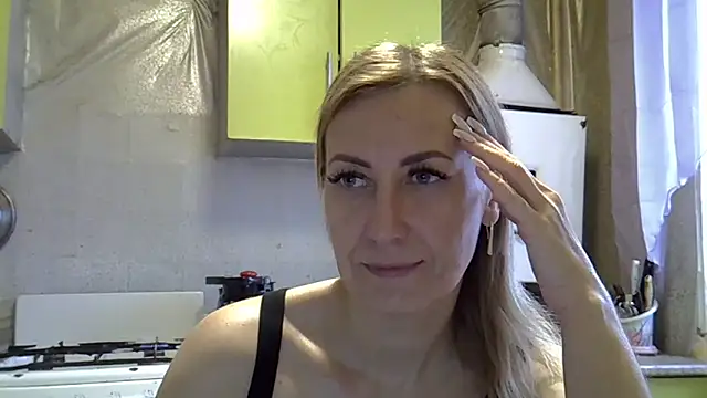 Snapshot of AshleyXHoney chatting on 12.10.24 AshleyXHoney online show from 12.10.24