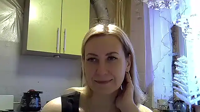 Snapshot of AshleyXHoney chatting on 12.23.24 AshleyXHoney online show from 12.23.24