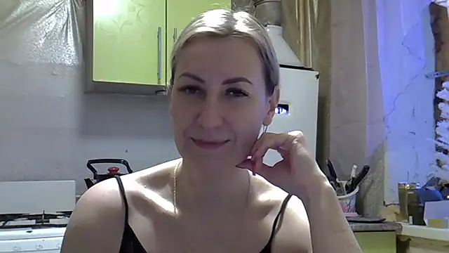 Snapshot of AshleyXHoney chatting on 12.25.24 AshleyXHoney online show from 12.25.24