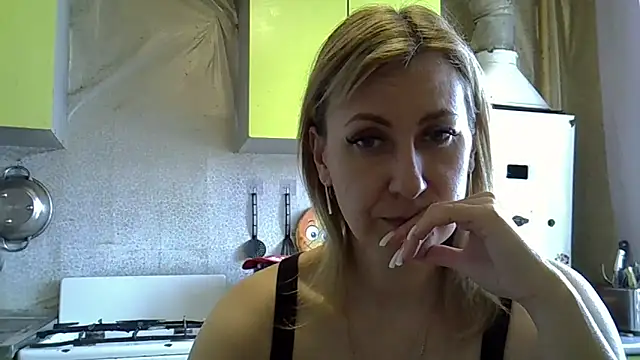 Snapshot of AshleyXHoney chatting on 03.18.25 AshleyXHoney online show from 03.18.25