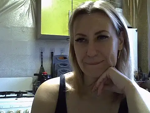 Snapshot of AshleyXHoney chatting on 11.10.25 AshleyXHoney online show from 11.10.25