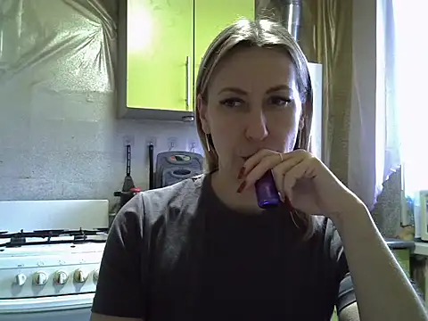 Snapshot of AshleyXHoney chatting on 12.16.25 AshleyXHoney online show from 12.16.25