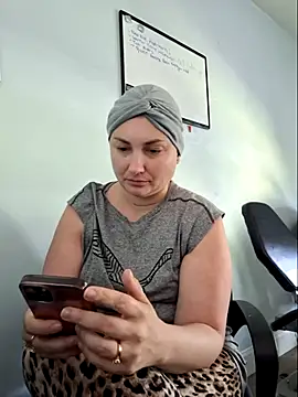 Snapshot of MilfyMrsRobinson chatting on 05.18.26 MilfyMrsRobinson online show from 05.18.26